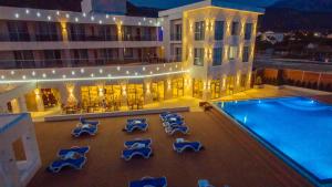widok na hotel z basenem w obiekcie Kosher Hotel Franca w mieście Tivat