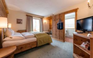 TV a/nebo společenská místnost v ubytování Hotel Garni Serfauserhof