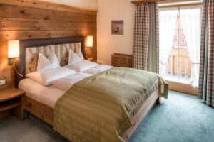 Postel nebo postele na pokoji v ubytování Hotel Garni Serfauserhof