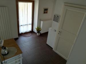 Coreglia Antelminelli的住宿－B & B Via di Mezzo，厨房配有白色冰箱,铺有瓷砖地板。