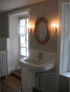 Ένα μπάνιο στο Chambres d'Hôtes Le Petit Sully