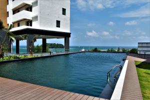Bazén v ubytování D'Wharf Hotel & Serviced Residence nebo v jeho okolí