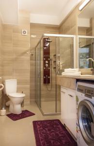 ママイアにあるApartment Bruno Summerlandのバスルーム(トイレ、シャワー、洗濯機付)