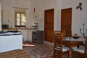 A kitchen or kitchenette at P&M House