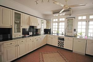 A kitchen or kitchenette at Olu Colombo Villa