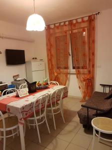 a kitchen with a table and chairs in a room at Casa Vacanze Manila in Marina di Mancaversa