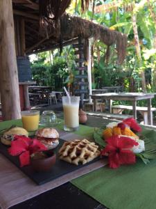 una mesa con una bandeja de comida y bebida en Casa Namoa Pousada, en Isla de Boipeba