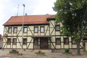 ein weißes und schwarzes Haus mit rotem Dach in der Unterkunft Hotel und Restaurant Hohenzollern in Erfurt