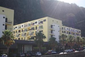 un gran edificio con palmeras frente a una montaña en Holidays Plaza, en Santa Cruz