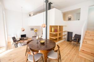 - une salle à manger et un salon avec une table et des chaises dans l'établissement FLH Santa Catarina Modern Place, à Lisbonne