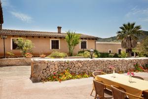 a table and chairs in front of a house at Agroturismo Can Patro in Manacor