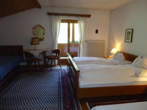 una camera d'albergo con un letto, un tavolo e delle sedie di Josefinenhof a Neustift im Stubaital