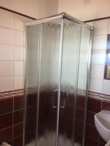 La salle de bains est pourvue d'une cabine de douche et d'un lavabo. dans l'établissement Agriturismo ciociaro " il colle " HOTEL RISTORANTE, à Ceprano