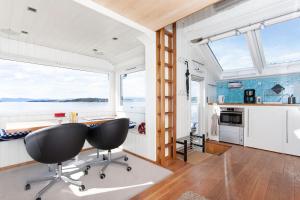 Beach house in Oslo في أوسلو: مطبخ مع مكتب وكراسي في منزل