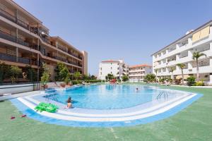 The swimming pool at or close to Los Cristianos to enjoy, relax and live the ocean!