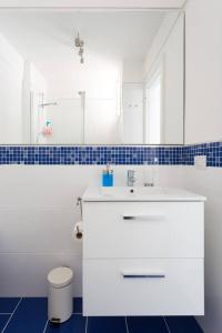 A bathroom at Los Cristianos to enjoy, relax and live the ocean!