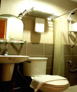 A bathroom at Urbantel Hotel