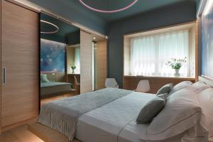 a bedroom with a large bed with a large mirror at Air Suite Verona in Verona