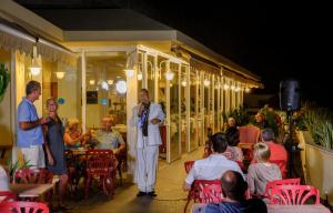 a man standing in front of a crowd of people at Hotel Gran Rey in Valle Gran Rey