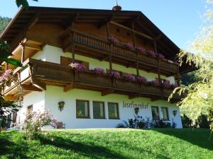 una casa con un balcone in cima di Josefinenhof a Neustift im Stubaital