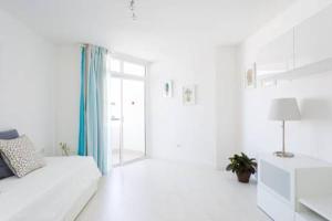 A bed or beds in a room at Los Cristianos to enjoy, relax and live the ocean! Még 24 kép