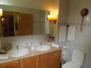 Un baño con dos lavabos, un inodoro y un espejo. en Borges Pimentel Apartment, en Ponta Delgada 28 fotos más