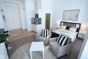 ブダペストにあるPearl Apartment in the Center with City Viewのベッドルーム1室(ベッド1台、椅子2脚、テーブル付)
