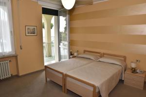 1 dormitorio con 1 cama y balcón en Hotel Terminus, en Garda