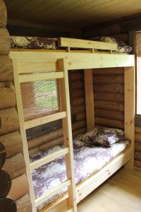 Palanda nebo palandy na pokoji v ubytování Kauksi Campsite