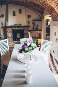 a table with a plate with a bouquet of flowers on it at Heremo Delle Ripe in Trinità