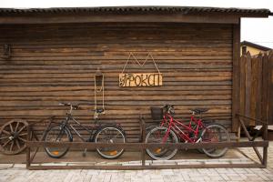 un grupo de bicicletas estacionadas frente a un edificio en Апарт-коттедж Beauty-mini с сауной и зоной барбекю в Выборге на природе, en Víborg