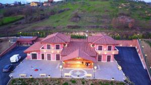 - une vue aérienne sur une grande maison avec une cour dans l'établissement Agriturismo ciociaro " il colle " HOTEL RISTORANTE, à Ceprano