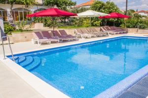 สระว่ายน้ำที่อยู่ใกล้ ๆ หรือใน Apartment in Seget Donji 7428