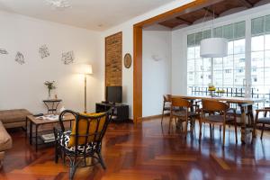 a dining room and living room with a table and chairs at Casa Cosi Mallorca I in Barcelona