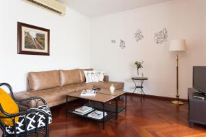 a living room with a couch and a coffee table at Casa Cosi Mallorca I in Barcelona