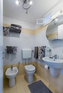 uma casa de banho com um WC e um lavatório em B&B Mimmo e Valeria em Santeramo in Colle