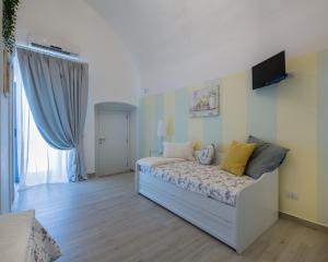 um quarto com uma cama e uma televisão na parede em B&B Mimmo e Valeria em Santeramo in Colle