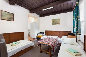 Tempat tidur dalam kamar di Penzion Hotel Morrison