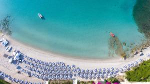 an overhead view of a beach with a group of people at Hotel Dei Pini in Alghero
