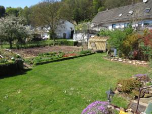 a yard with a garden of flowers and a house at Fewo Scherb in Trulben