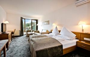 Кровать или кровати в номере Stadthotel Goldenes Schiff