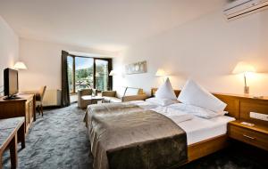 pokój hotelowy z łóżkiem i salonem w obiekcie Stadthotel Goldenes Schiff w mieście Bad Ischl