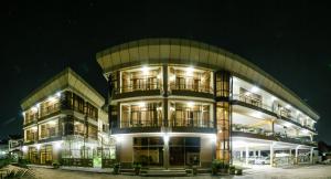 ein großes Gebäude mit Balkon in der Nacht in der Unterkunft Tigers's apartment Hotel in Bujumbura