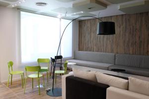 - un salon avec un canapé, une table et des chaises dans l'établissement Room Mate Pau, à Barcelone