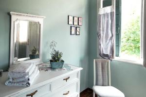 モンタニャーナにあるCasa di Erikaのバスルーム(白いドレッサー、鏡付)