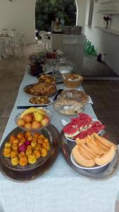una mesa con muchos platos de comida. en Tenuta Molino di Mare, en Rodi Garganico