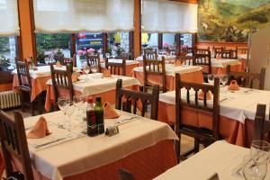 A restaurant or other place to eat at Hostal Montserrat