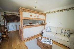 a living room with a couch and a table at B&B Ca' La Vedescia in Teglio