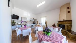 Televízia a/alebo spoločenská miestnosť v ubytovaní B&B Villa Fiorita