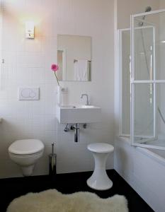 uma casa de banho branca com um WC e um lavatório em Bruges by Night em Bruges